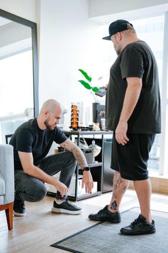 Analisando o decalque antes de tatuar