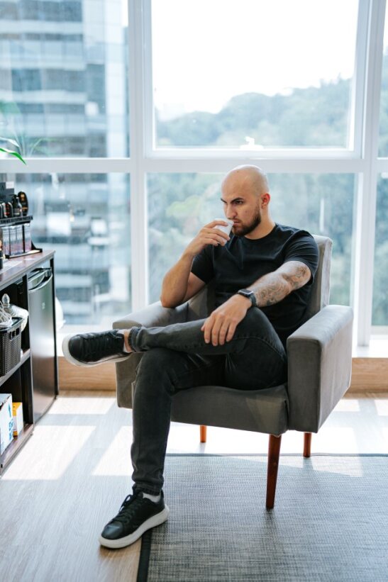 AJ Pensativo com Café
